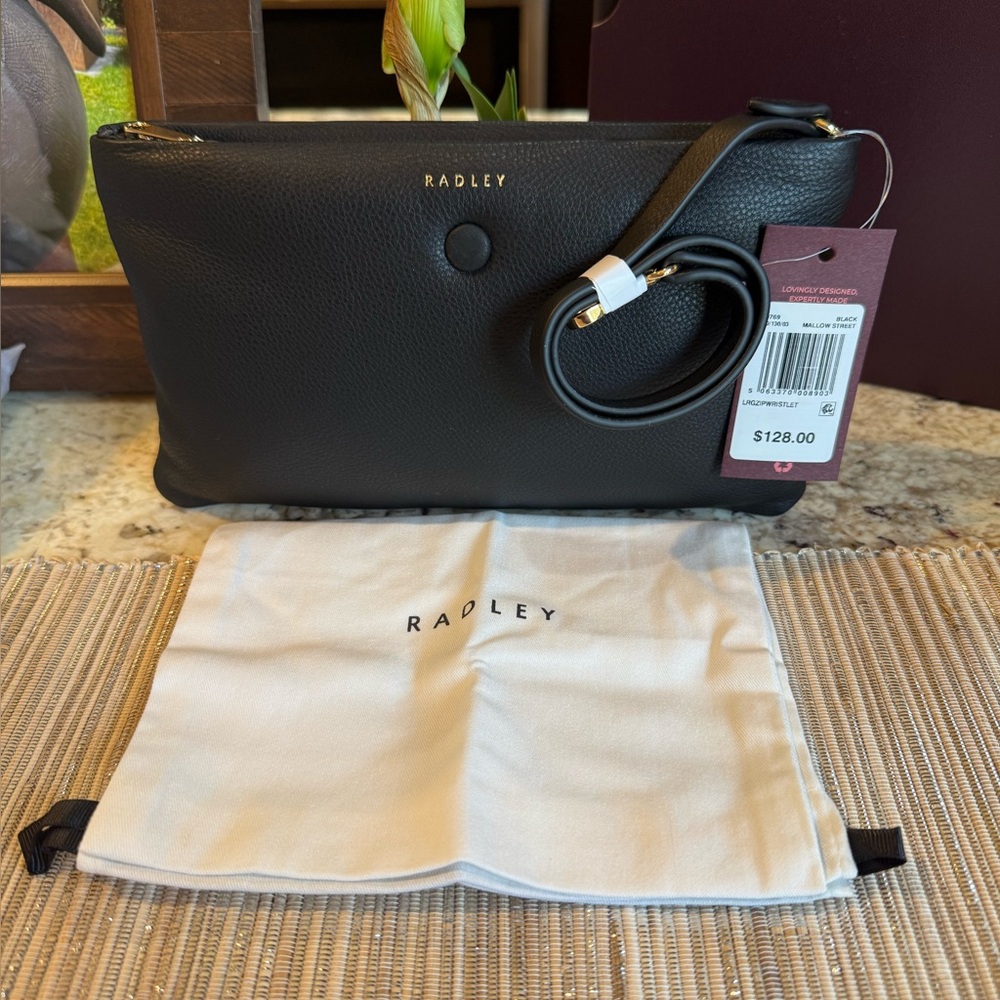 NEW RADLEY LONDON Soft Leather Mallow Street
Large Ziptop Wristlet In Black